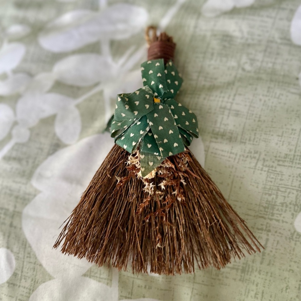❌SOLD Cottagecore Olde Handcrafted Handmade Hay Broom With Bow Art - Picture 5 of 8